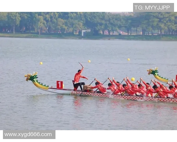 《激情四溢的泳池赛场,运动员们奋勇争先,展开速度与技巧的巅峰对决》